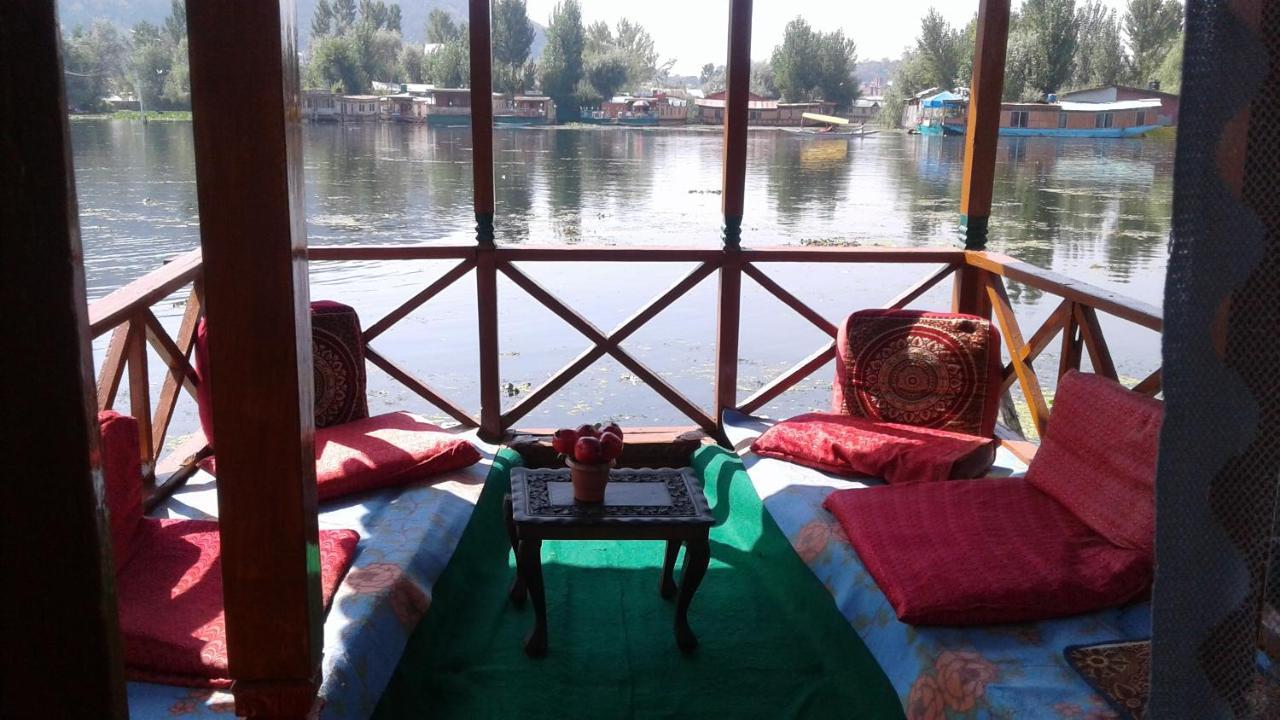 Houseboat Dunhill Bed and Breakfast Srīnagar Exteriör bild