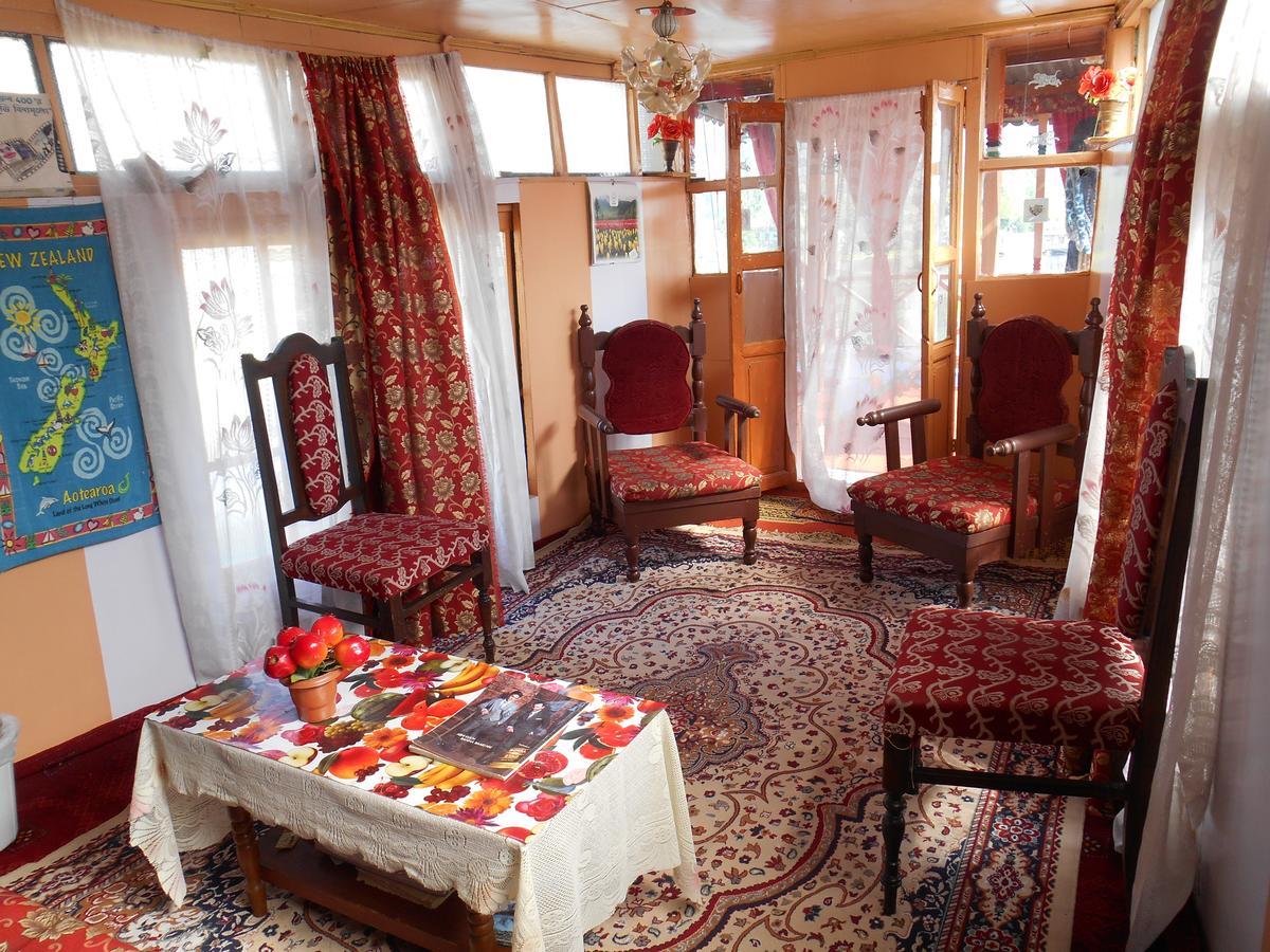 Houseboat Dunhill Bed and Breakfast Srīnagar Exteriör bild