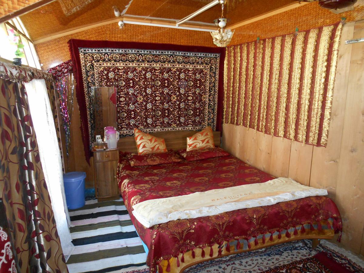 Houseboat Dunhill Bed and Breakfast Srīnagar Exteriör bild