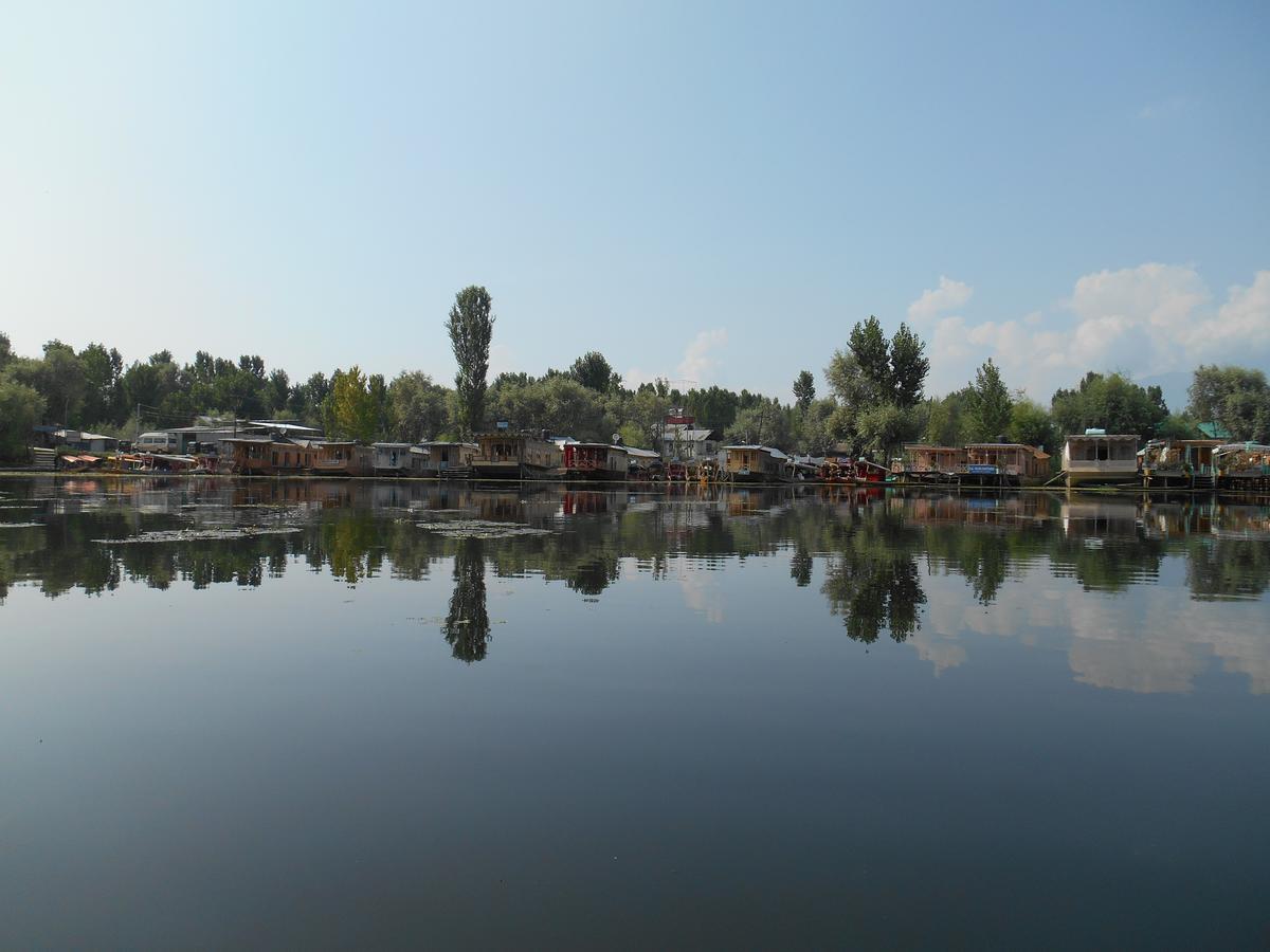 Houseboat Dunhill Bed and Breakfast Srīnagar Exteriör bild