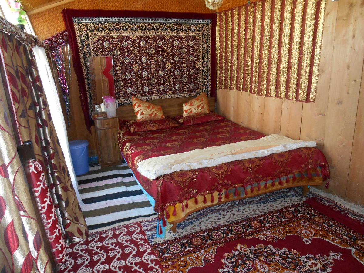 Houseboat Dunhill Bed and Breakfast Srīnagar Exteriör bild